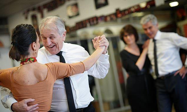 HealthAnglr's tweet photo. NHS #hires hundreds of ‘social #prescribers’ to #refer patients to art classes and dancing lessons
       https://t.co/iNEYZw3okv https://t.co/R3lWcIxjZJ