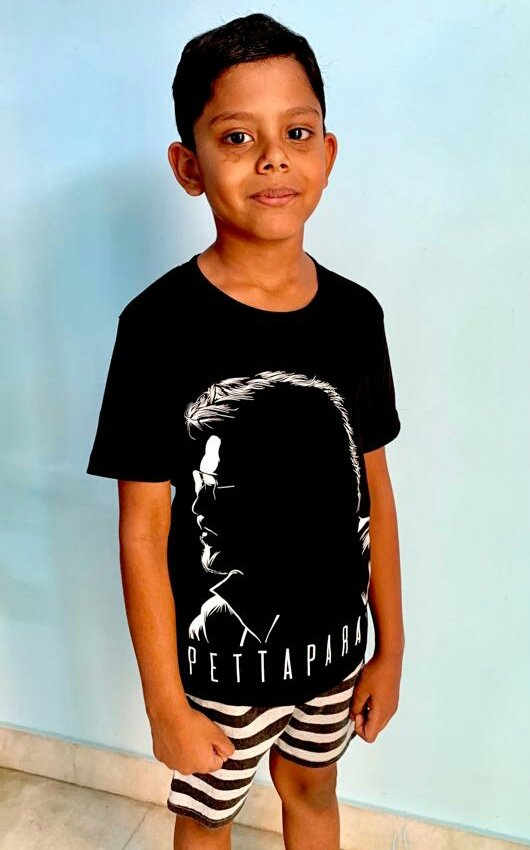 FanmadeclubFMC's tweet photo. Wowie they luv #Superstar ๐๐ Fans from all ages!
Cute lil Thalaivar fan!!! #BlockbusterPetta #Petta25thDay #Thalaivar #SuperStarRajinikanth ๐๐ #Petta25thDayCelebration ๐
@MrIanMalcolm @Banned_tweeter @geejeyz @RajiniFCGermany @soundaryaarajni @ash_r_dhanush https://t.co/0hlwRfDkNK