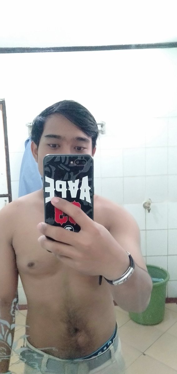 dim_as65's tweet photo. Gua kira gua kurus pas ngaca ko gemuk 😔 https://t.co/KqSCruHluL