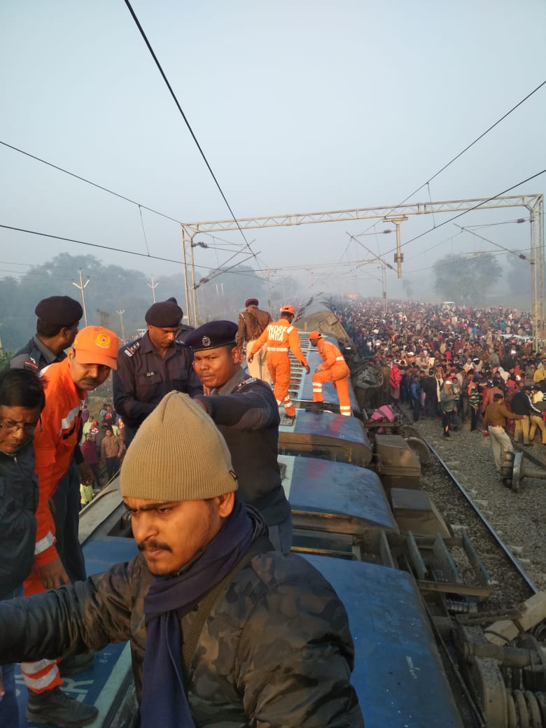 TheExpose_'s tweet photo. #SeemanchalExpress बिहार में ट्रेन हादसा, बोगियां पटरी से उतरी

अब तक 7 लोगो की हो चुकी है मौत, रेलवे ने किया मुआवजे का एलान! https://t.co/4Kb6nakWk2