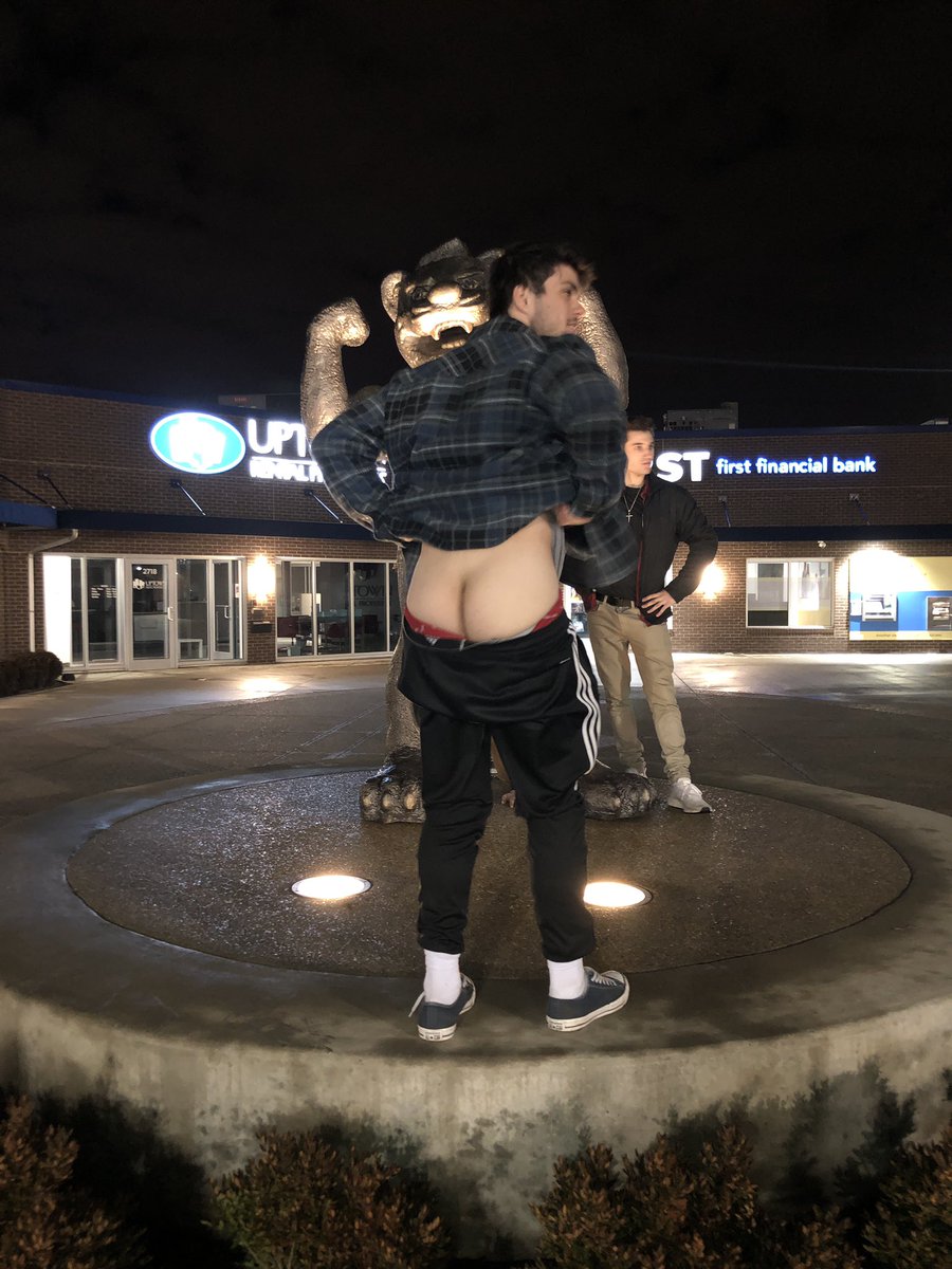 Garrett_27Smith's tweet photo. There’s a full moon in cinci tonight 😂 https://t.co/8aItcqKsmb