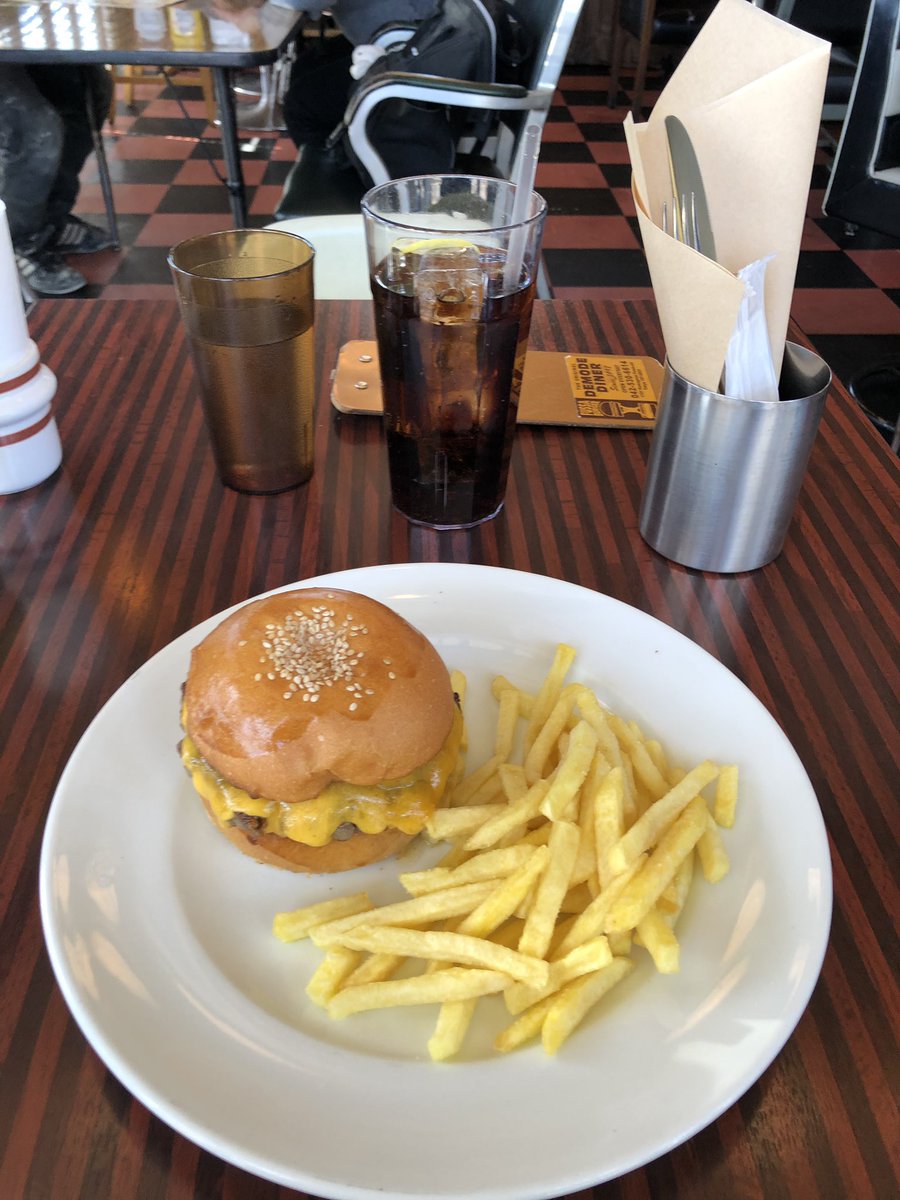 Yasuya 横田基地入口前の福生バーガー屋さんの Demode Dinerで チーズバーガー食べてきました とても美味しかったです 福生市 福生バーガー Demode Diner デモデダイナー 横田基地 Yasuya 横田基地入口前の福生バーガー屋さんの Demode Dinerで チーズバーガー食べてきました とても美味しかったです 福生市 福生バーガー Demode Diner デモデダイナー 横田基地