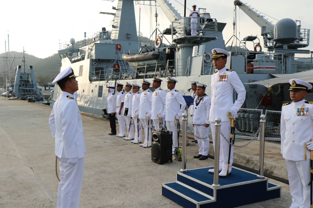 KDTEGUHSAMUDERA's tweet photo. Perbarisan ulung Pegawai Memerintah @KDTEGUHSAMUDERA

#TeguhBersatu
#TheBestTrainingPlatform

@tldm_rasmi  @reza_azeranil63 @ArisAdiTanBinA1 @fmyeor @MPPL_TLDM @MPA_Barat https://t.co/PVhc9rkWUC