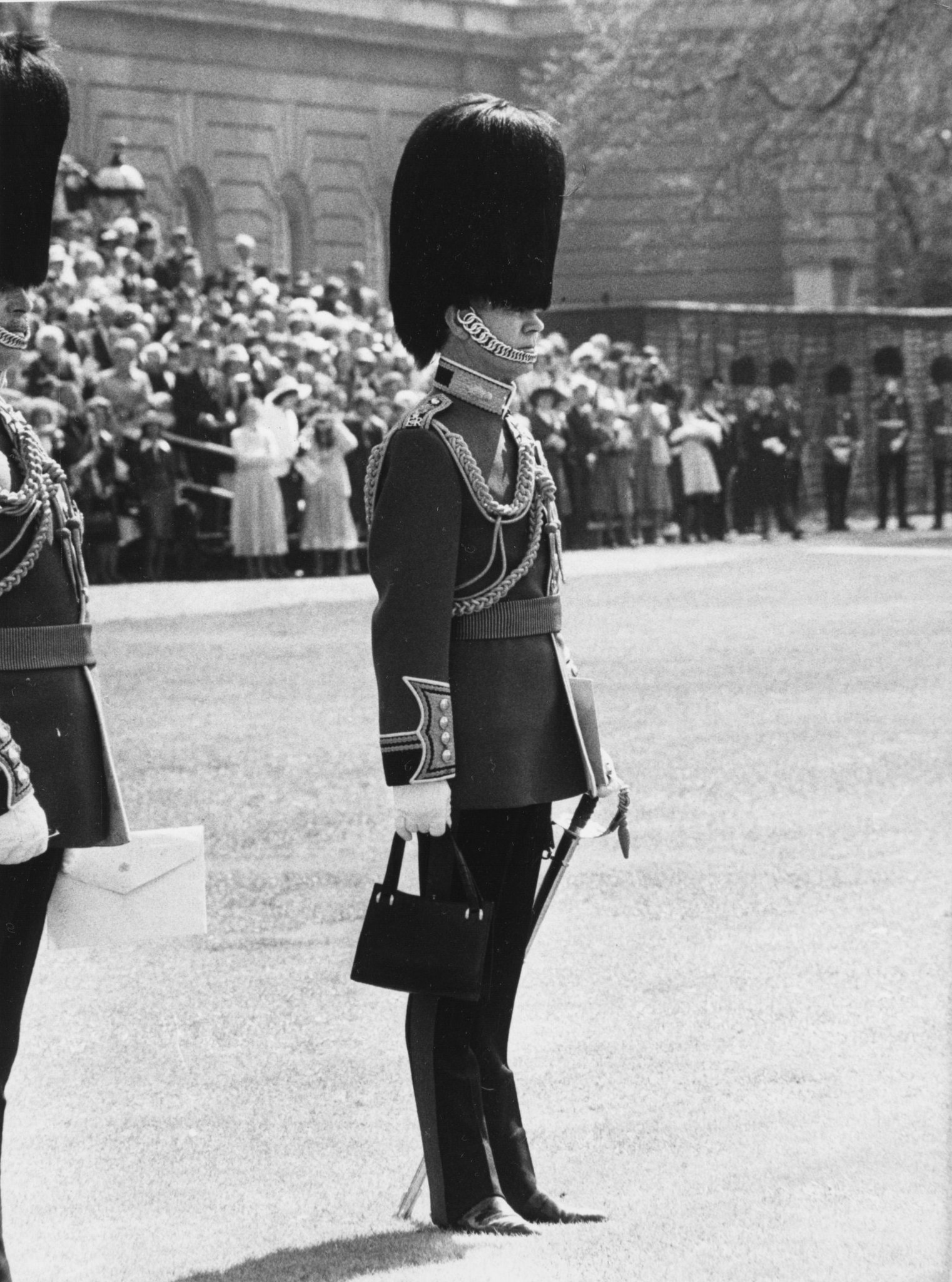 Henk Heijmans on Twitter "A soldier from the Queen’s Guard is in