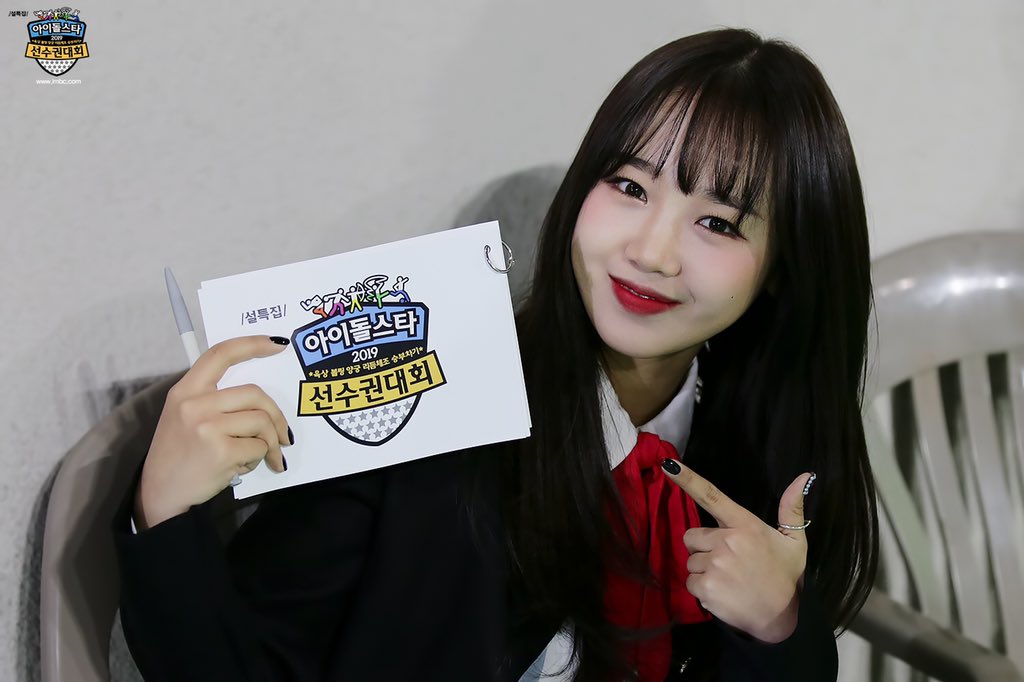 withMBC's tweet photo. 단정하게 차려입은 
#아이콘 #동혁 과 
#위키미키 #최유정
첫 플로어 MC지만
큰 활약을 보여줬다는 후문이😘

더욱더 기다려지는 #아육대
2/5,6 화,수요일 오후 5시 45분
본방사수 고고링👌🏻

#설특집2019아육대 #iKON #WekiMeki https://t.co/Y2AX5glO32