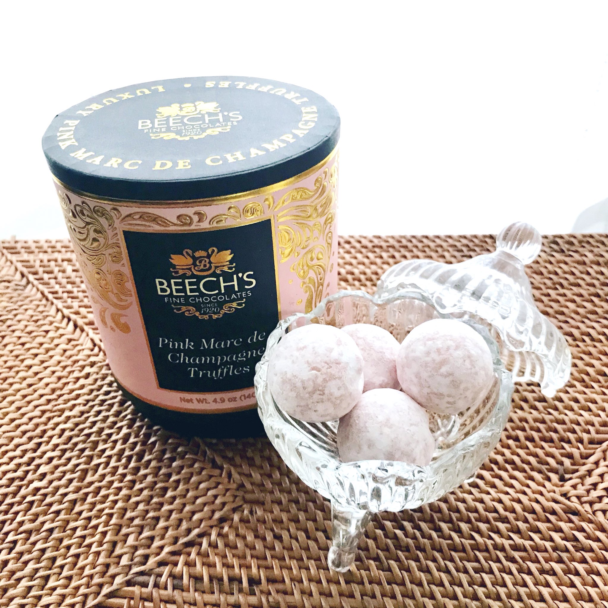 ニデ ちょっと早めに友チョコ交換 イギリスの老舗チョコレートブランドbeech Sのピンクシャンパントリュフ を頂きました ホワイトチョコにほのかにシャンパンが香る上品なお味 凄く美味しいです 友チョコ チョコレート T Co Vnvkqkluze Twitter