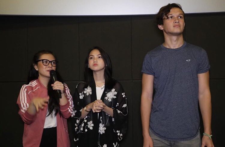 DeeCompanyID's tweet photo. WAAHHH! Terima kasih keramaiannya untuk #TembangLingsir, @CGV_ID Festive Walk Karawang. Hari ini show 2 dan 3 hampir FULL!

Bagi yang belum nonton, ‘Tembang Lingsir’ sedang tayang di sederet bioskop di Indonesia.

#Lingsir
#BlueWaterFilms
#DeeCompany
@bluewater_films
@MD_Pictures https://t.co/jxAhfWgtNw