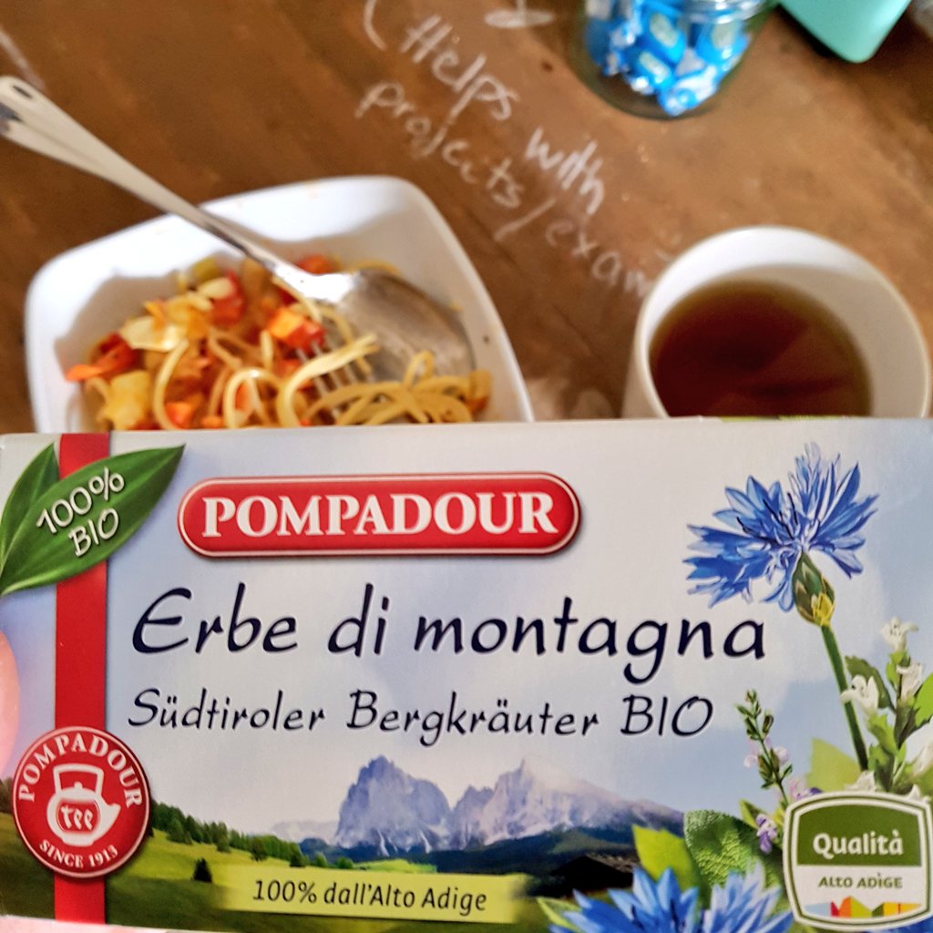 saryberry0's tweet photo. Das nenne ich passend: Tee aus Käutern der Region 😍
#italien #südtirol #bozen #kulinarisch #erlebees #erasmus #Praktikum https://t.co/7hLpTrYnIp