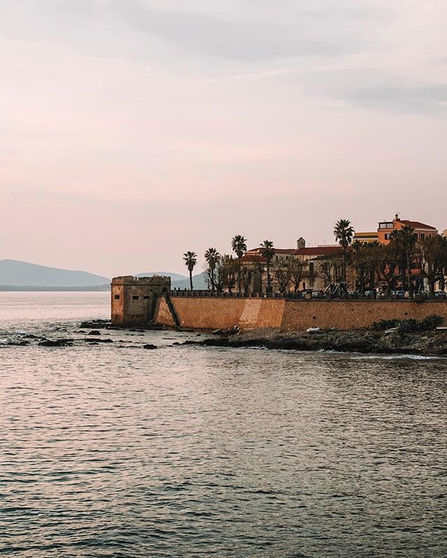 Il fascino incontrastato di una città senza tempo. Benvenuti ad #Alghero. 💛 bit.ly/2Rx6Hsh