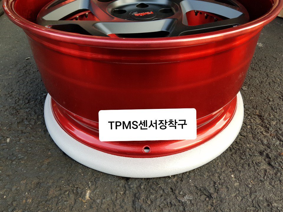 CLUBSEEIN's tweet photo. * 휠
- RADI8 정품
- 앞 : 20x8.5+45 pcd114.3
- 뒤 : 20x10.5 +45 pcd114.3 
- 2피스 단조 휠
- 색상 : 캔디레드 &amp; 무광블랙
- 장착 가능 차량 : 마세라티, 페라리일부
​
* 가격 : 5,000,000원
​
* 문의 : 010-5275-5699.

#마세라티   #maserati  #기블리  #ghibli  #granturismo  #그란투리스모 https://t.co/r9RGlnQCWD