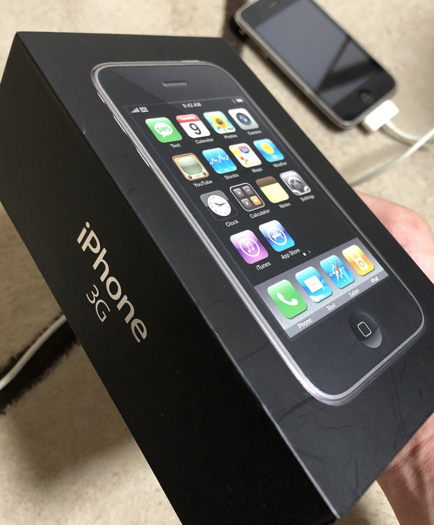 ﾌﾜﾄﾛ ｱﾝﾊﾟｰﾆｬ 08年に買った初めてのスマホ Iphone3gが出てきたので充電して中を見てみた 当時のアプリや音楽は綺麗に消してあったけど11年に逝った猫たちがたくさん写ってて泣けたよな T Co G3yiusn7fr Twitter