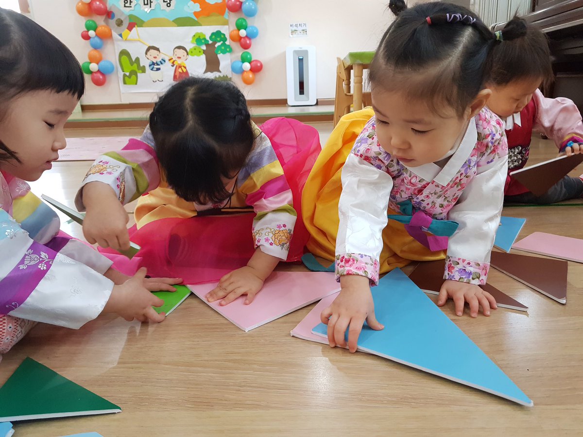 <2019. 01. 30 설맞이  민속의  날  행사> 설날을  맞아  서현어린이집에서는  민속의  날  행사가  있었어요~💕씨름, 돼지씨름놀이, 비석치기, 윙윙이  팽이와  밤팽이 돌리기, 칠교놀이, 사방치기  등  다양한  민속놀이를  하면서  설날의  즐거움에  대해  알게되었답니다~💕