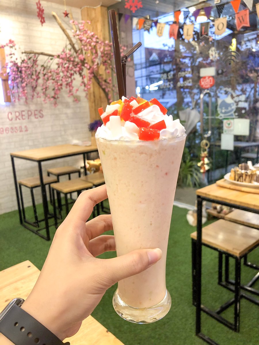 ipigyoueat's tweet photo. Home sweet home crepes – เป็นร้านขนมหวานที่มีแมวเต็มร้าน สังเกตุได้จากมีแมวโผล่อยู่ทุกรูปที่ถ่าย ฟรีไวไฟ และมีเมนูของคาวด้วย เหมาะกับการนั่งชิวเล่นกับแมวเพลินๆ ใครทานหวานไม่มาก อย่าลืมสั่งหวานน้อยนะคะ #อร่อยไปแดก #อร่อยบอกต่อ #ทาสแมว #คาเฟ่แมว

📍 ถนนช่างอากาศอุทิศ, ดอนเมือง https://t.co/X8pCA5KLiR