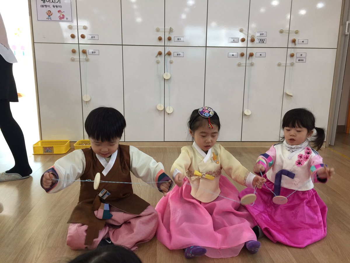 <2019. 01. 30 설맞이  민속의  날  행사> 설날을  맞아  서현어린이집에서는  민속의  날  행사가  있었어요~💕씨름, 돼지씨름놀이, 비석치기, 윙윙이  팽이와  밤팽이 돌리기, 칠교놀이, 사방치기  등  다양한  민속놀이를  하면서  설날의  즐거움에  대해  알게되었답니다~💕