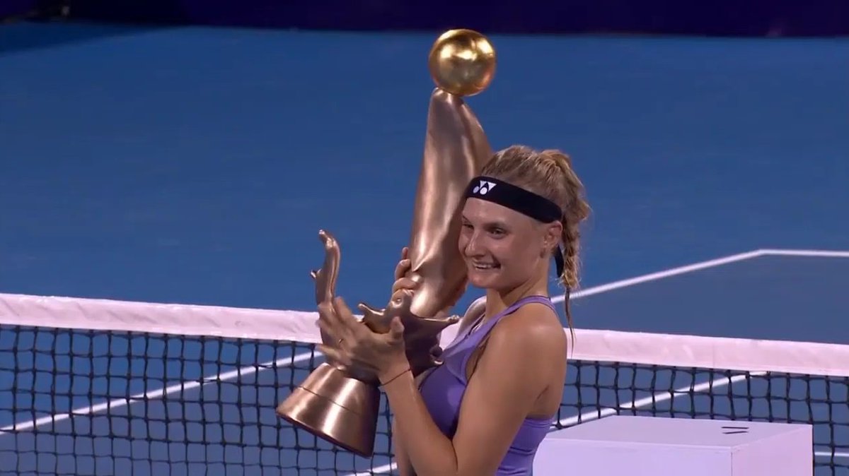 Dayana Yastremska and her 2d WTA trophy 🇺🇦🏆🐬 #tennis #WTA #HuaHin #ThailandOpenHH