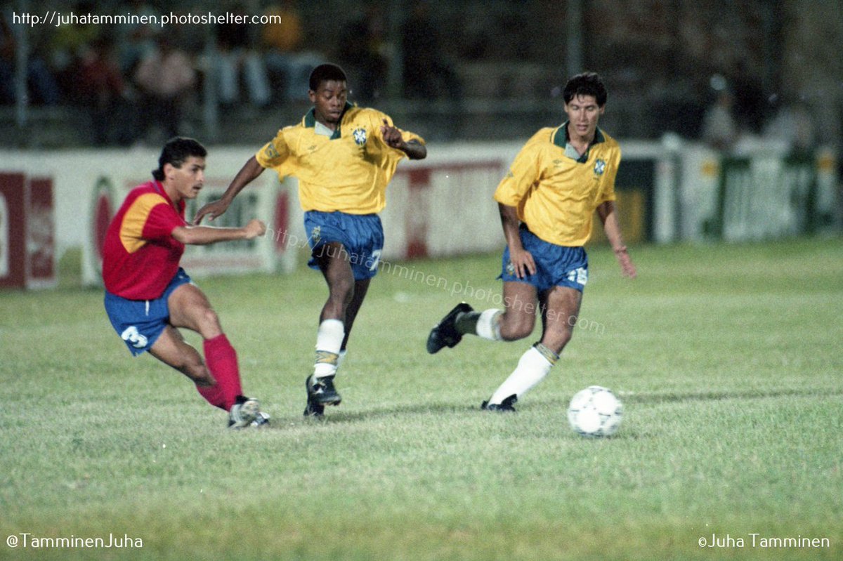 TamminenJuha's tweet photo. Reconozco a Dener (que en paz descanse) y Bismarck, pero no consigo identificar al 3 de Colombia. Pre-olimpico de 1992. @FCFSeleccionCol @SeleColombiaFan #FCFSub23 #SomosSelecciónColombia #Colombia https://t.co/LHpkp2w2BJ