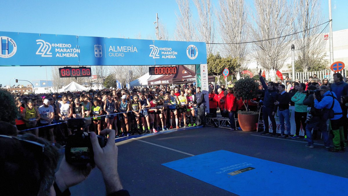 juanjito8's tweet photo. El Mouaziz vuelve a ganar el Medio Maratón #MMCA2019
El alcalde de Almería @RamonFPM, el pte. de Diputación @JaviAurelianoG y el coronel jefe Cepeda @Brileg_II dieron la salida al Medio Maratón, a los 8 kms saludables y la carrera paraatlética en una edición de 4600 participantes https://t.co/fuZ72Jofrn