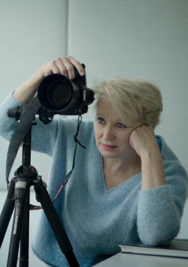 SwitchToHope_NL's tweet photo. Lieve Blancquaert is één van Vlaanderens bekendste fotografes en documentairemaaksters. Voor #SwitchToHope interviewde Lieve mensen die leven met kanker. Binnenkort op onze website! #lieveblancquaert https://t.co/o00LSH0cJt https://t.co/fLc8iuKWAs