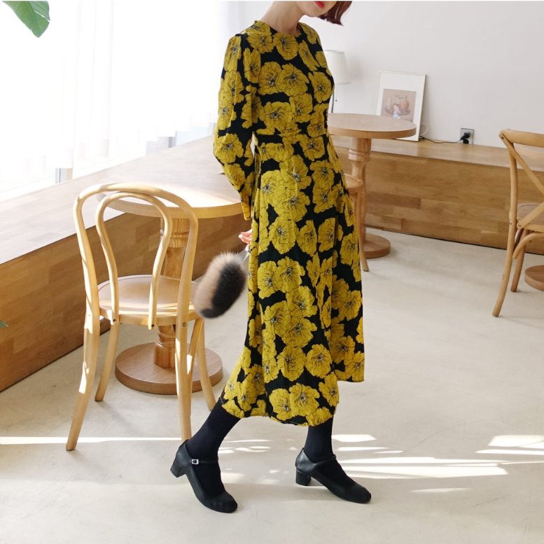 Dholic Weekly Best ブラック地にイエローの花が散りばめられたシックなのに華やかさもある大人の柄ワンピース 冬はタートルネックを着こめば暖かく 春は1枚で 春アウターの定番ライダースとも相性 ストラップsetビッグフローラルワンピース 全2