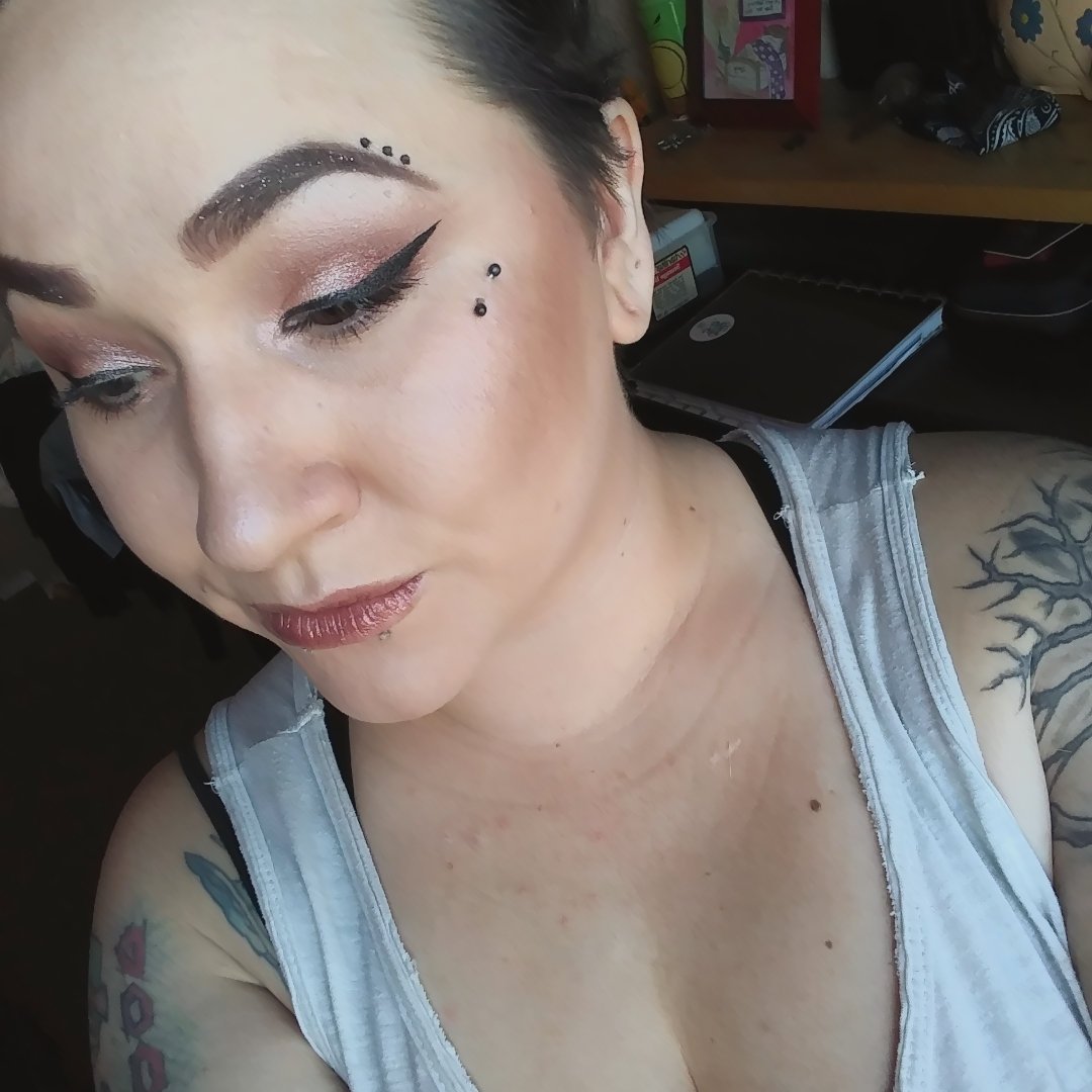 SneakySquidinc's tweet photo. Waiting on summer with all my warm colors. #bronzed #beauty #selfiegame #nyx #katvond #influenster #glitterbrows #SelfieGame https://t.co/2RxboJYNIy