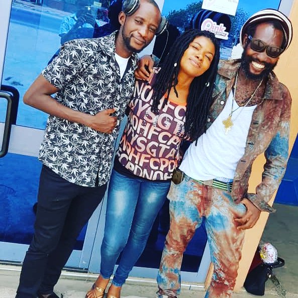 selektanico's tweet photo. RastasJet show crew pon Pinkfm 
#SelektaNico di #MilitantPhyngers 
#ConsciousQueen 
#JahGold di afrikan guugle https://t.co/leyx5V5Eho
