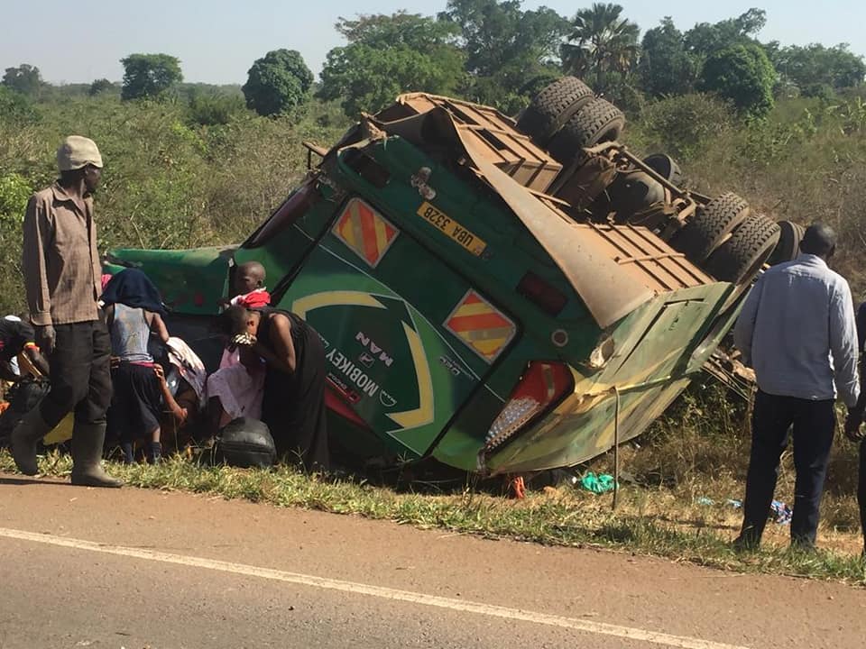 912CroozeFM's tweet photo. A bus belonging to Link bus services ltd, heading to Masindi involved in an accident at Namayonjo,,Nakasongola district.
Several people are feared dead,others injured. Confirmed is that the driver died on spot.
#CroozefmNews https://t.co/abSvhWpqSU