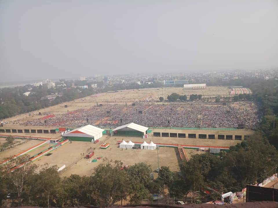 Biharyouth1's tweet photo. गांधी मैदान में जब रैली हो और भीड़ का पता लगाना हो .. पटना के सबसे ऊंची इमारत बिस्कोमान से ली गई तस्वीर सब सच बयां कर देती है .. 

आप भी तस्वीरो के माध्यम से रैली में जुटे भीड़ का अंदाज़ा लगा सकते है :) https://t.co/xxn8n2cZ5N