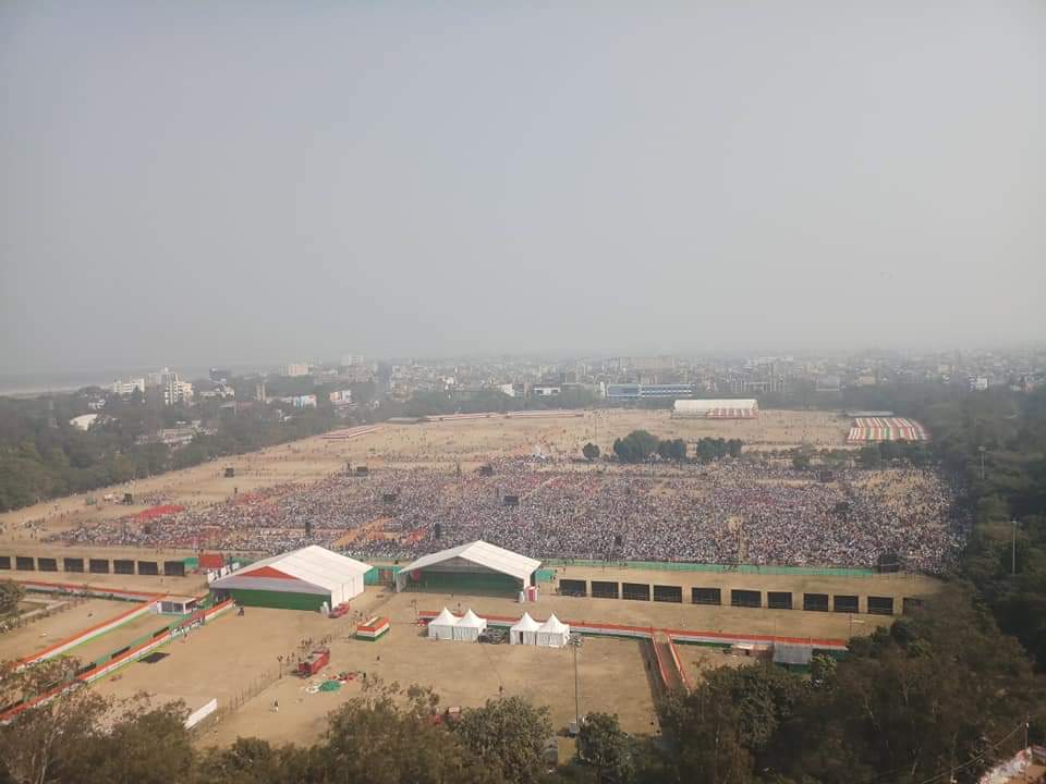 Biharyouth1's tweet photo. गांधी मैदान में जब रैली हो और भीड़ का पता लगाना हो .. पटना के सबसे ऊंची इमारत बिस्कोमान से ली गई तस्वीर सब सच बयां कर देती है .. 

आप भी तस्वीरो के माध्यम से रैली में जुटे भीड़ का अंदाज़ा लगा सकते है :) https://t.co/xxn8n2cZ5N