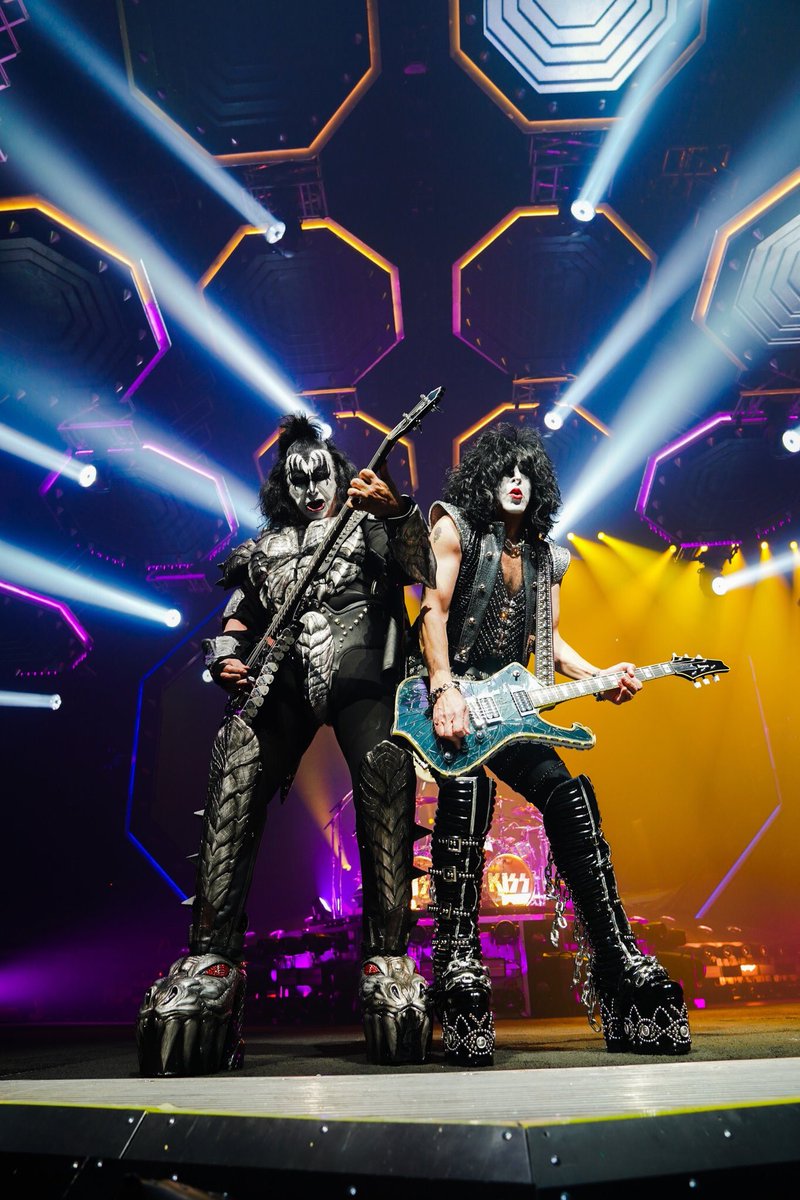 PaulStanleyLive's tweet image. Me and Gene DESTROYING Tacoma! Nobody I’d rather stand with.