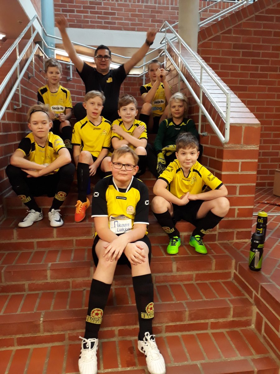 Päivän lumiseen säähän sopiva D12-poikien futsalottelu Pyry - Tuisku alkamassa 😃⚽️