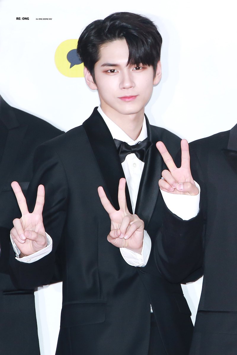 RE_ONG950825's tweet photo. 얼굴은 옹성우 손은 옹떵우
#옹성우 #ongseongwu #オンソンウ 
#邕圣祐 https://t.co/ZaYNBuFO65