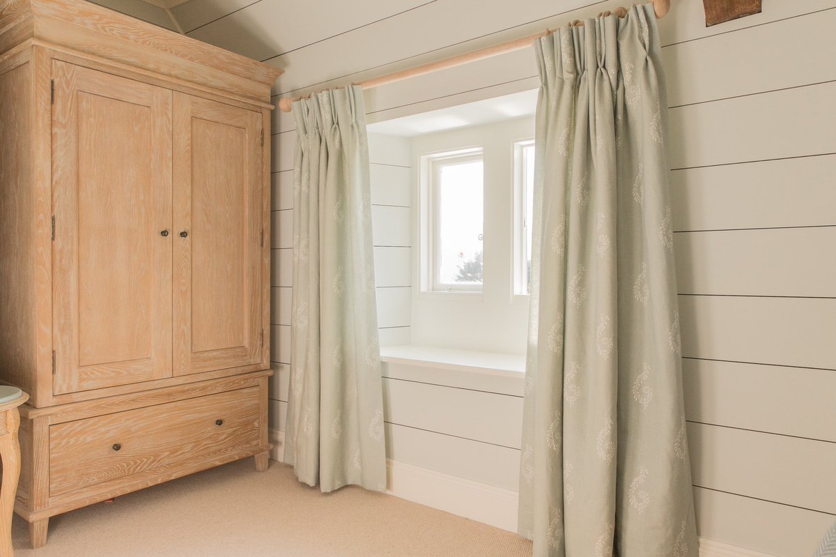 FandTPaint's tweet image. This beautiful guest room, designed by Caroline Burgess-James, has clad walls painted in Pure Matt ‘Whispering Grass” it’s like a breath of fresh air! #calmingspace #green #bedroomdecor #beautifulpaint