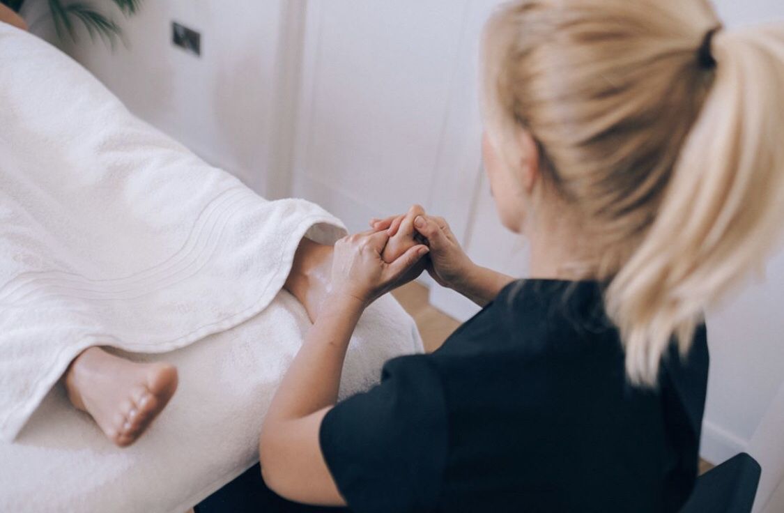 Earthmiles_'s tweet photo. Enhance your recovery with some R&amp;R 🙌 Urban brings tailored treatments to your doorstep... massage, osteopathy, skincare, or nails! Relax 💆, recover⛱️ or rejuvenate 🌞 https://t.co/XrNPVfg2vg