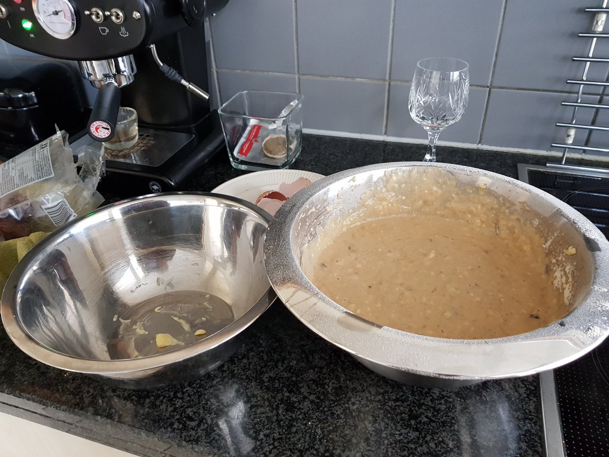 marian070249's tweet photo. Zo #MiepBaktGraag heeft weer een bananencake in de oven met...#dadels, #vijgen en #pecannoten
#BakkersKlaar .....?
#SmullenMaar
#HHB https://t.co/rQAJglox7N