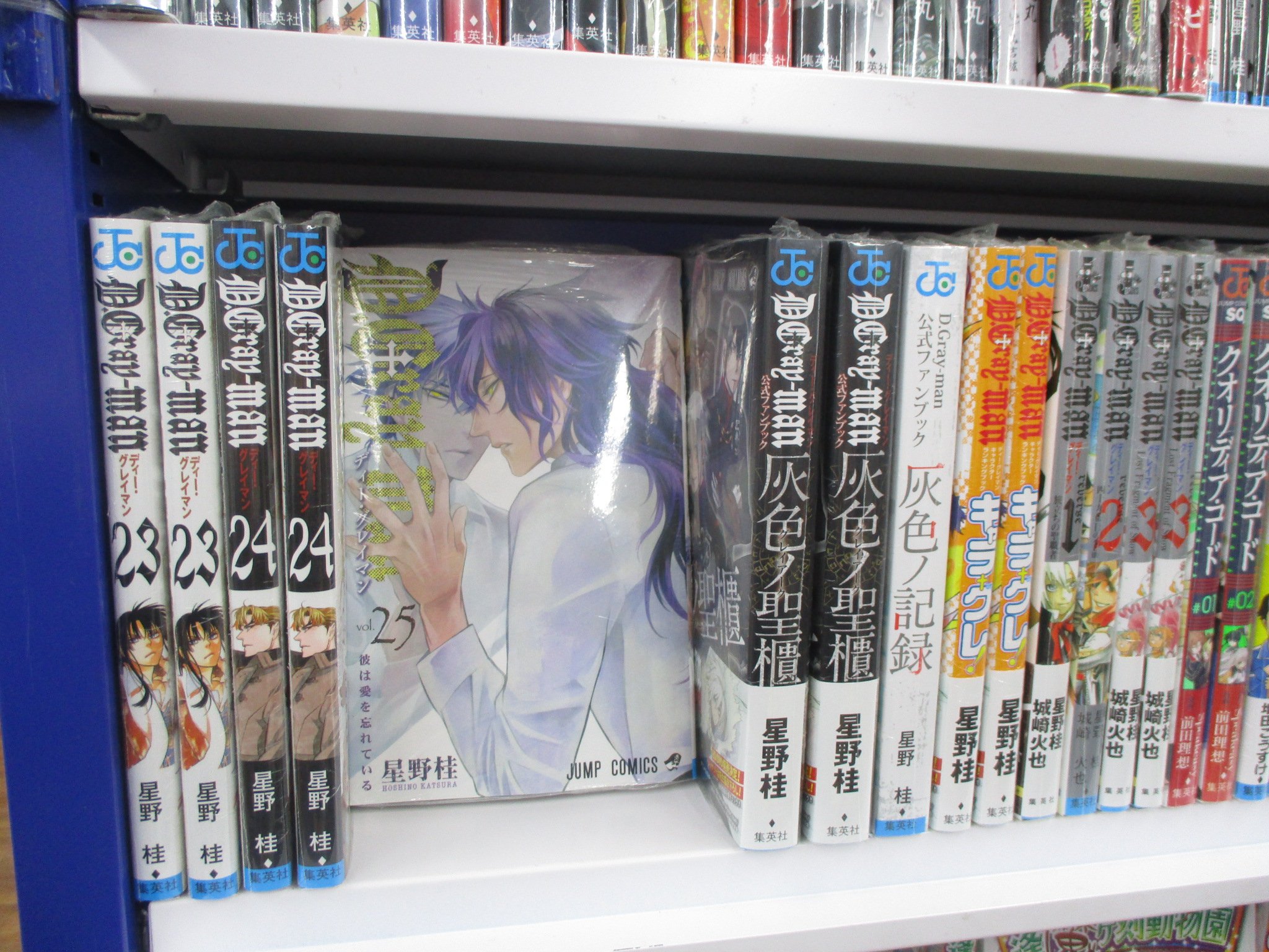 アニメイト池袋本店 書籍 明日4日はジャンプコミックの新刊発売日アニ 2年半ぶりのd Gray Man新刊26巻も発売アニ 以前の巻を買いたくても中々置いてないアニ 池袋本店3fなら1 25巻や小説版 ファンブックもバッチリ揃ってるアニ 明日に備えて今