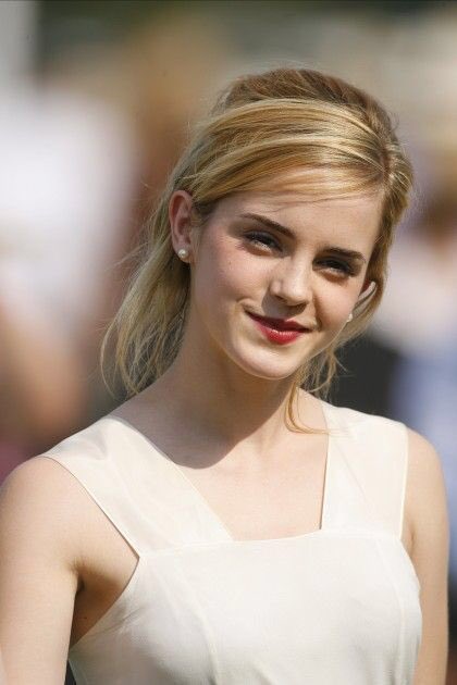 Emma Watson Japan 髪の毛の色 エマの髪の毛の色は役柄などによって変わっています エマのお祖母さんは赤毛です エマは髪の毛を染めると赤みが強くなったり オレンジ色っぽくなってしまうので 特別なシャンプーやコンディショナーで色を抑え