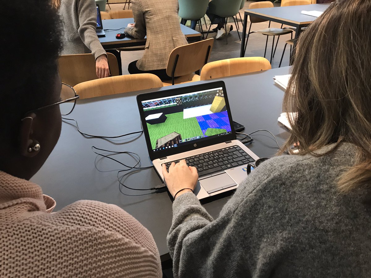 Tjejerna fortsätter planera #Fittja i #Minecraft  Här ett grönt tak som #publicspace Senare under dagen presenteras alla förslag som arbetats fram under #UrbanGirlsMovement för <a href="/GlobalUt/">globe</a> <a href="/UNHABITAT/">UN-Habitat</a> @blockbyblockorg och <a href="/Botkyrka/">Botkyrka kommun</a>