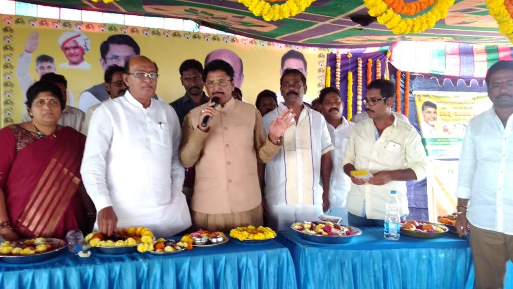 MPMuralimohan's tweet photo. కడియం మండలం : కడియపుసవరం లో జరిగిన“ పసుపు - కుంకుమ “ చెక్కుల పంపిన కార్యక్రమంలోపాల్గొన్నఎంపీ శ్రీ మాగంటి మురళి మోహన్ గారు,రూరల్ ఎంమ్మెల్యే శ్రీ గోరంట్ల బుచ్చాయిచౌదరిగారు,కాపు కార్పొరేషన్ డైరెక్టర్ శ్రీ వెలుగుబంటి ప్రసాద్ గారు,వైస్ ఎంపీపీ శ్రీ వెలుగుబంటి నాని గారు పాల్గొన్నారు . https://t.co/GwYoXBce8p