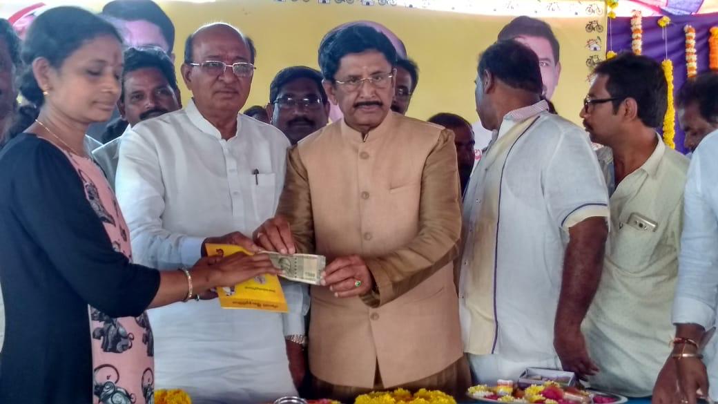 MPMuralimohan's tweet photo. కడియం మండలం : కడియపుసవరం లో జరిగిన“ పసుపు - కుంకుమ “ చెక్కుల పంపిన కార్యక్రమంలోపాల్గొన్నఎంపీ శ్రీ మాగంటి మురళి మోహన్ గారు,రూరల్ ఎంమ్మెల్యే శ్రీ గోరంట్ల బుచ్చాయిచౌదరిగారు,కాపు కార్పొరేషన్ డైరెక్టర్ శ్రీ వెలుగుబంటి ప్రసాద్ గారు,వైస్ ఎంపీపీ శ్రీ వెలుగుబంటి నాని గారు పాల్గొన్నారు . https://t.co/GwYoXBce8p
