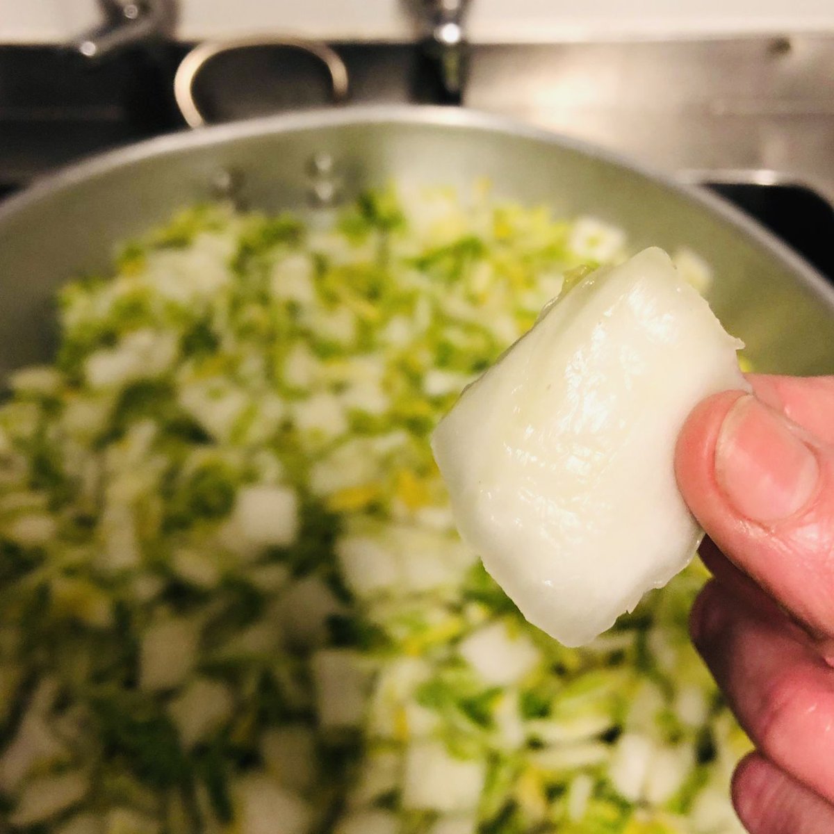 kimchicult's tweet photo. Kimchi making tip #2. Salt until cabbage is pliable, wrinkled and has an approx 2mm opaque border around the edges. Drip dry. Don’t rinse or you’ll be washing all those nutrients down the drain 🤗 #kimjang #kimchi #kimchimaking #salting #fermenting #koreancooking #kimchicult https://t.co/e1x16mhIww