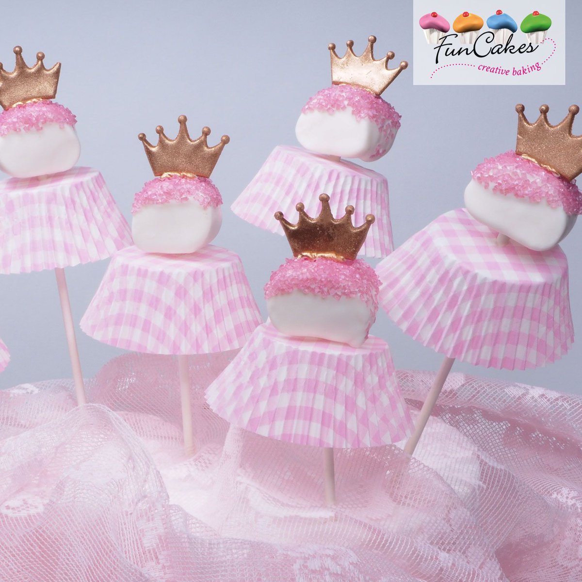 FunCakesNL's tweet image. Use your baking cups in a different way en create these awesome princess marshmallow pops for your daughter to treat at school. She will feel like a princess herself ♥️.

Recipe: buff.ly/2st9Jn9

#funcakescreativebaking #baking #princess #marshmallows #pops #girls