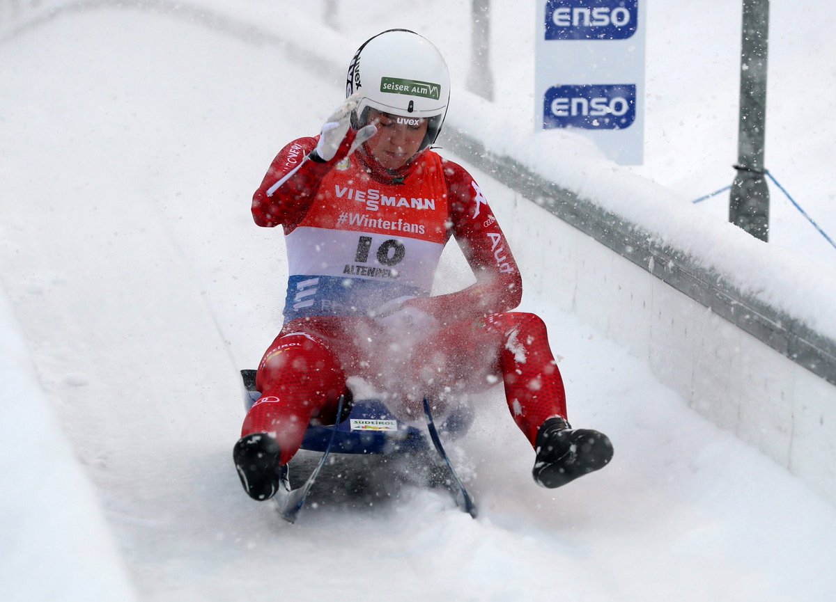 RaiBZSport's tweet photo. Sensation in #Altenberg ! Sandra #Robatscher feiert ersten Südtiroler Weltcupsieg seit Gerda #Weißensteiner 1996 - Rennen wegen Schneefalls nach Lauf1 abgebrochen #kunstbahn @FIL_Luge @RaiSuedtirol https://t.co/woQTXyXnK0
