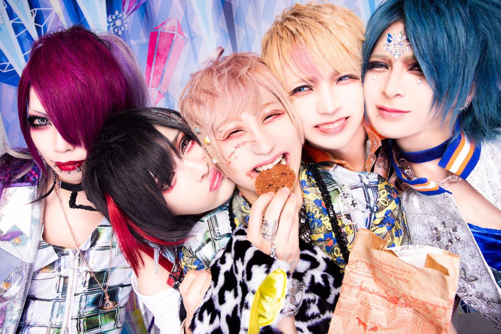 visunavi's tweet photo. 【グラビティ↗↗楽しさ♪FULLVOLTAAAGE！！！】
🏃‍♂️エキストラ総勢約30人！？
問題！？話題！？
巷を騒がせている「あの」企画のED楽曲MVが本日公開！

記事はこちら▶️https://t.co/qtt7x6tcMn

🍻酔っぱらぱっぱー!!🎥https://t.co/SIc4oe3i01

#グラビティ https://t.co/Cg32W8PG2D