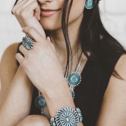 heedgmon's tweet photo. #sensationalwip D2

For Muriel, love is blue. An afternoon sky with no rain in sight. Her mother’s turquoise jewelry. A butterfly tattoo. The ocean. https://t.co/8BF2oFjSKi