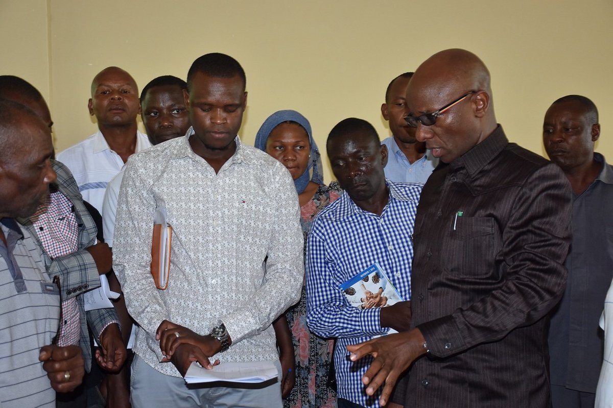 geita_rs's tweet photo. #Vituo 9 vya Kuuzia Madini ya Dhahabu Kuanzishwa Geita. RC Geita Mhe.Eng Robert Gabriel Akutana na Kusema na Wanunuzi na Wauzaji wa Dhahabu, Awahamasisha Kuanzisha Masoko ya Dhahabu Haraka Iwezekanavyo Kwakuwa Geita ni Dhahabu. Wadau Wakubaliana Naye,Wachangamkia Fursa Hiyo https://t.co/NY9nEu7X7F