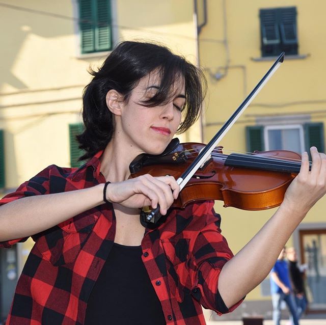 Street #violin music in the historical city center is so inspiring 🎶 on the set of one of the next videos! Follow on YouTube (link in bio) 🎻🎸
.
.
.
.
#violingirl #streetviolinist #violinist #femaleviolinist #violinmusic #folkviolin #streetart #histor… bit.ly/2G7AHd2