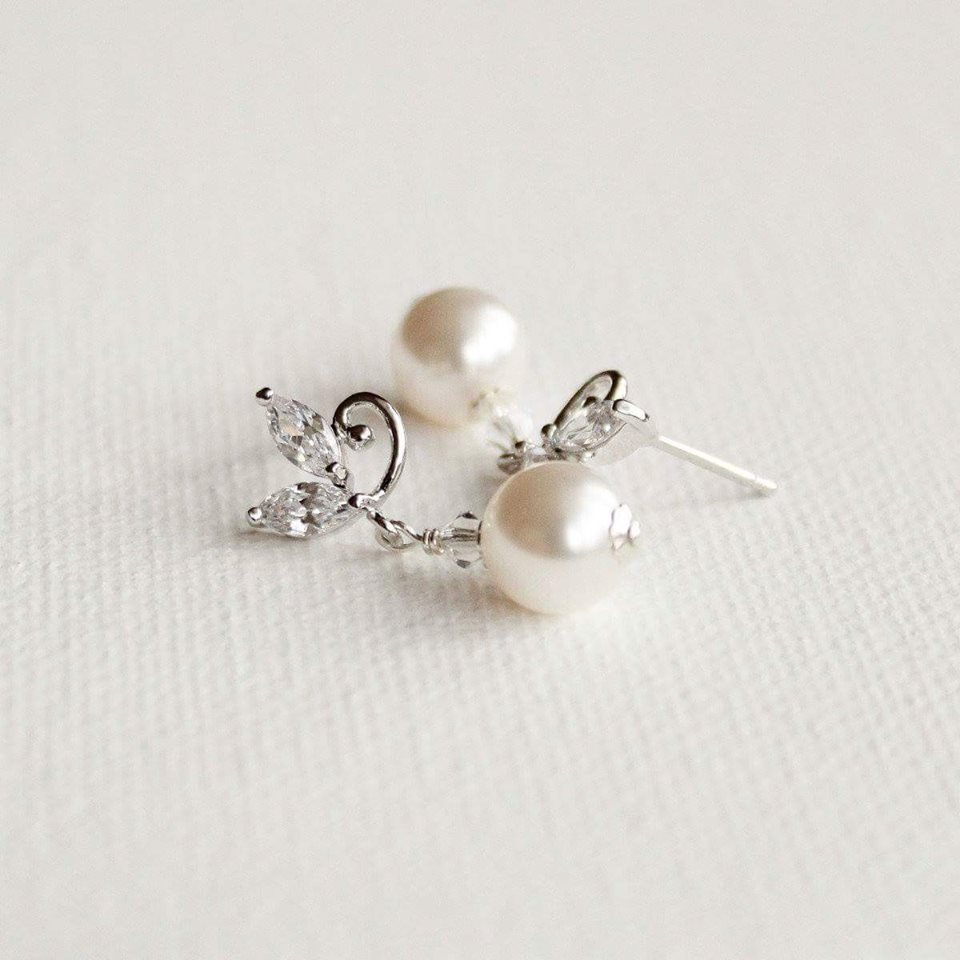 Pearl vine bridal earrings. Also available in a gold tone.

etsy.com/uk/listing/631…

#bride #weddingday #weddings #bridesmaids