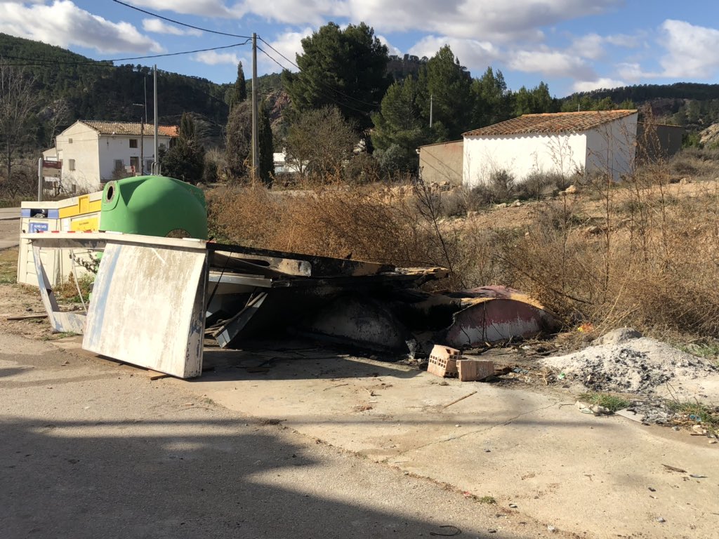 Vecinos irresponsables y ayuntamientos sin vergüenza! <a href="/TurismoRequena/">Turismo Requena</a> decirle algo al ayuntamiento 😡