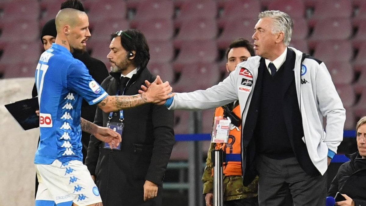#Napoli boss Carlo Ancelotti confirmed Marek Hamsik is in negotiations and wants to have another experience in China. #DalianYifang are paying a €25m transfer fee and he’ll sign a three-year contract worth €9m per season. #ChineseSuperLeague🇨🇳