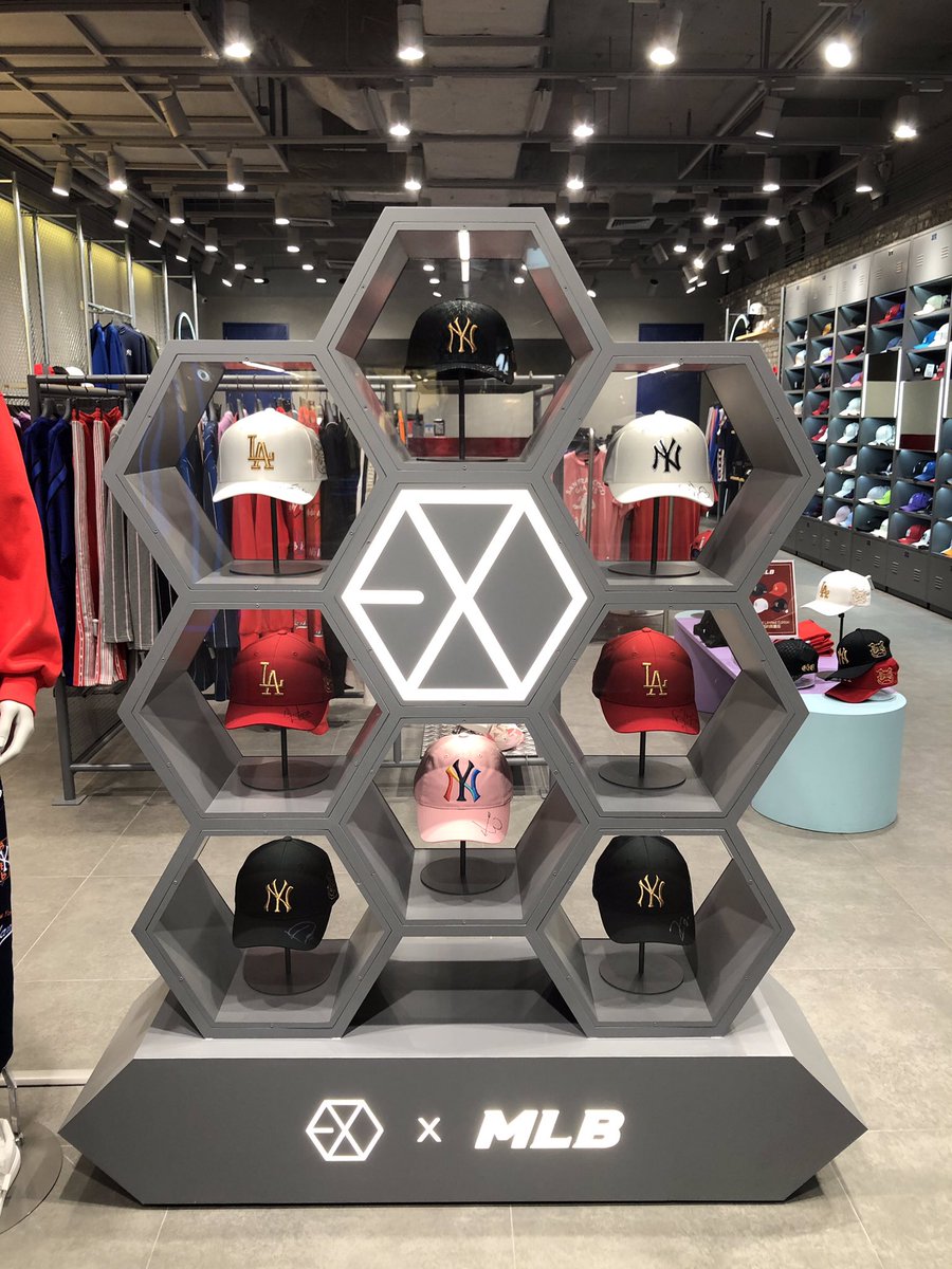 mlbthofficial's tweet photo. Very Exclusive for EXO Fans in Thailand!ที่แรกและที่เดียว ที่แฟนๆ EXO วงนักร้องดังจากเกาหลี จะได้พบกับลายเซ็นต์สุดพิเศษของหนุ่มๆทั้ง8คน บนหมวกแก๊ปแบรนด์ MLB สุดชิคที่ส่งตรงมาจากเกาหลี พร้อมให้แฟนๆชาวไทยได้ฟินกัน ที่ MLB at CentralWorld #EXOThailand #MLBThailand #EXOTH #EXOxMLB https://t.co/H2GIDnxH2Y